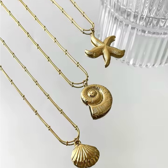 Starfish Conch Scallop Necklace Eater resistant in Gold - Picture 3 of 6